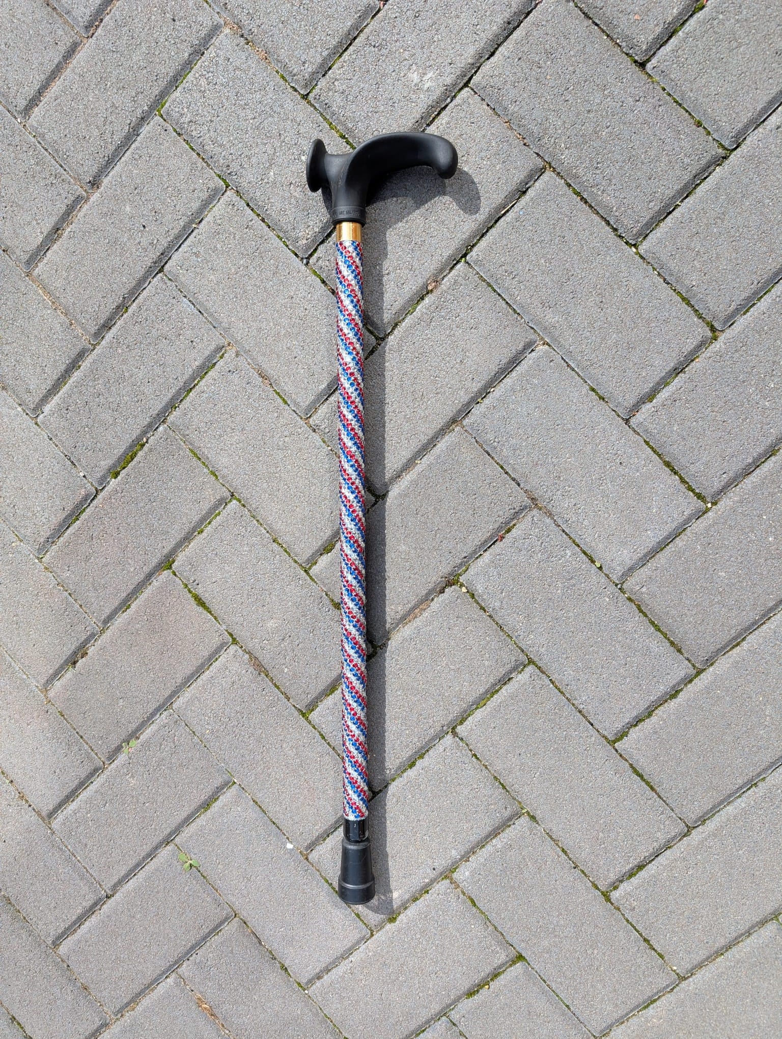 2,500 sparkling rhinestones in a captivating combination of blue, red, and white